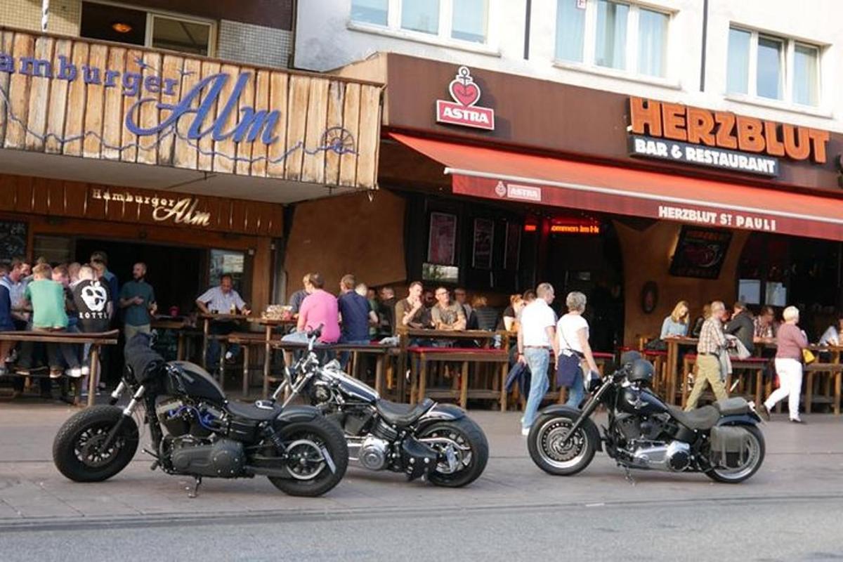 két motorkerékpár parkolt az utca szélén