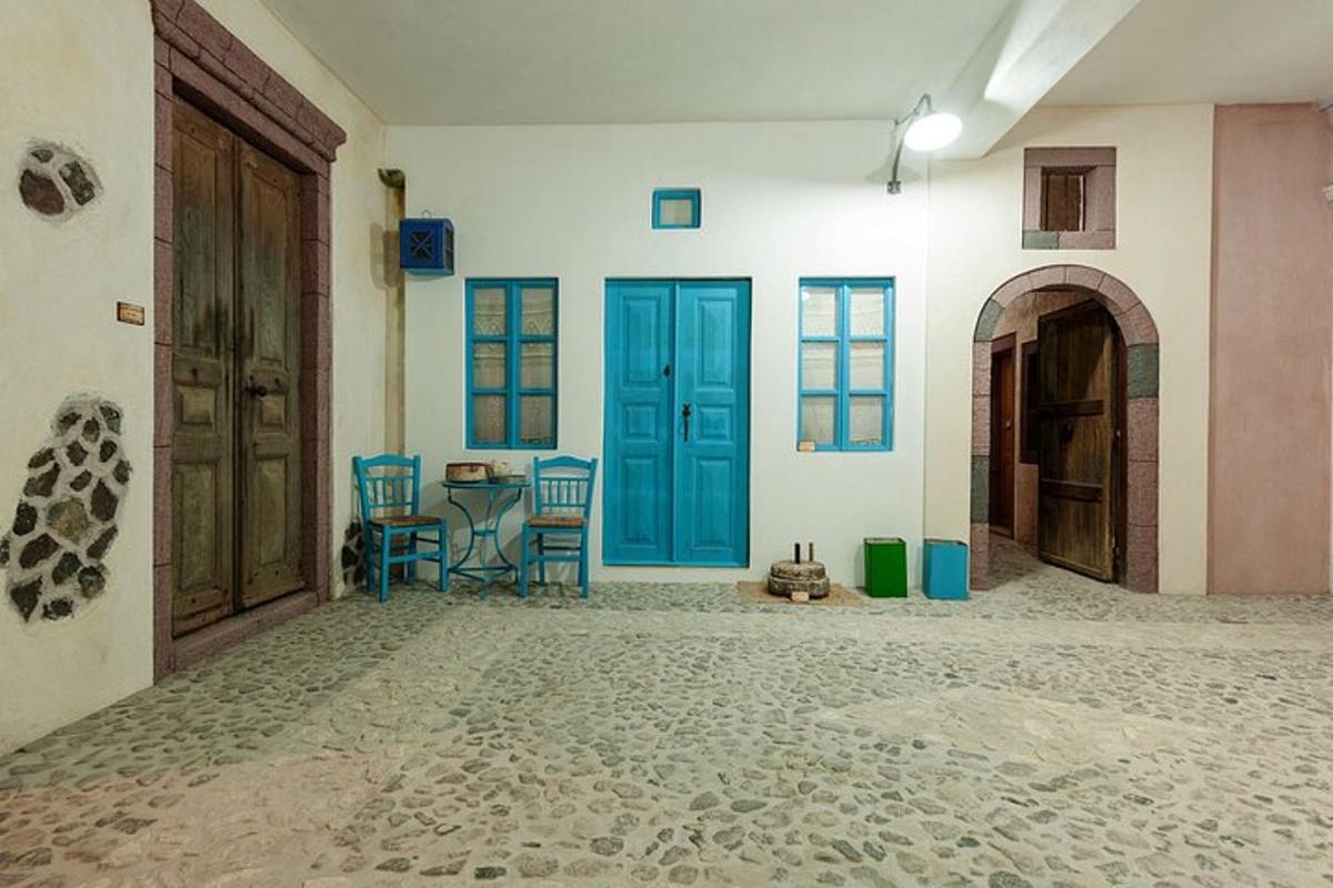 ένα δωμάτιο με μπλε πόρτες και ένα τραπέζι και καρέκλες