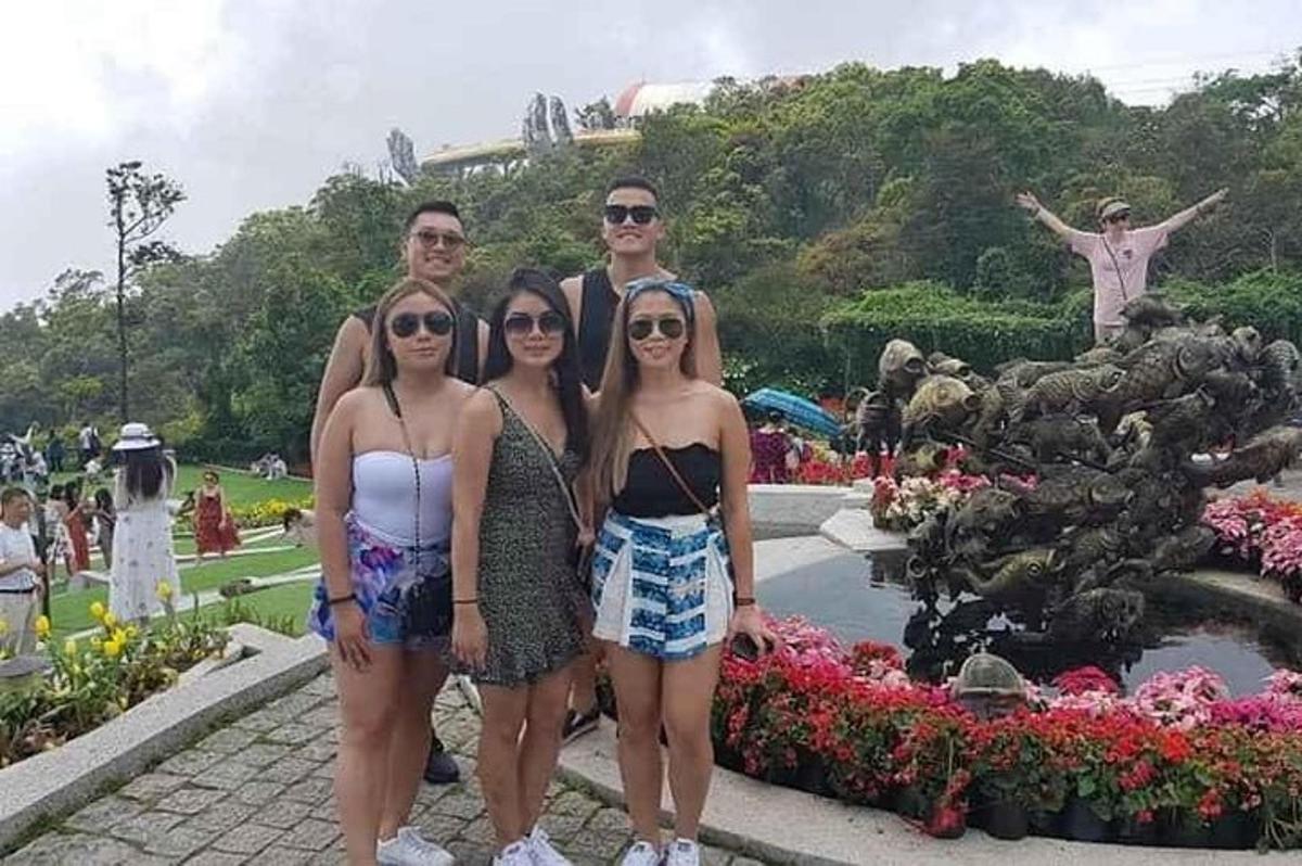 一群人站在喷泉前