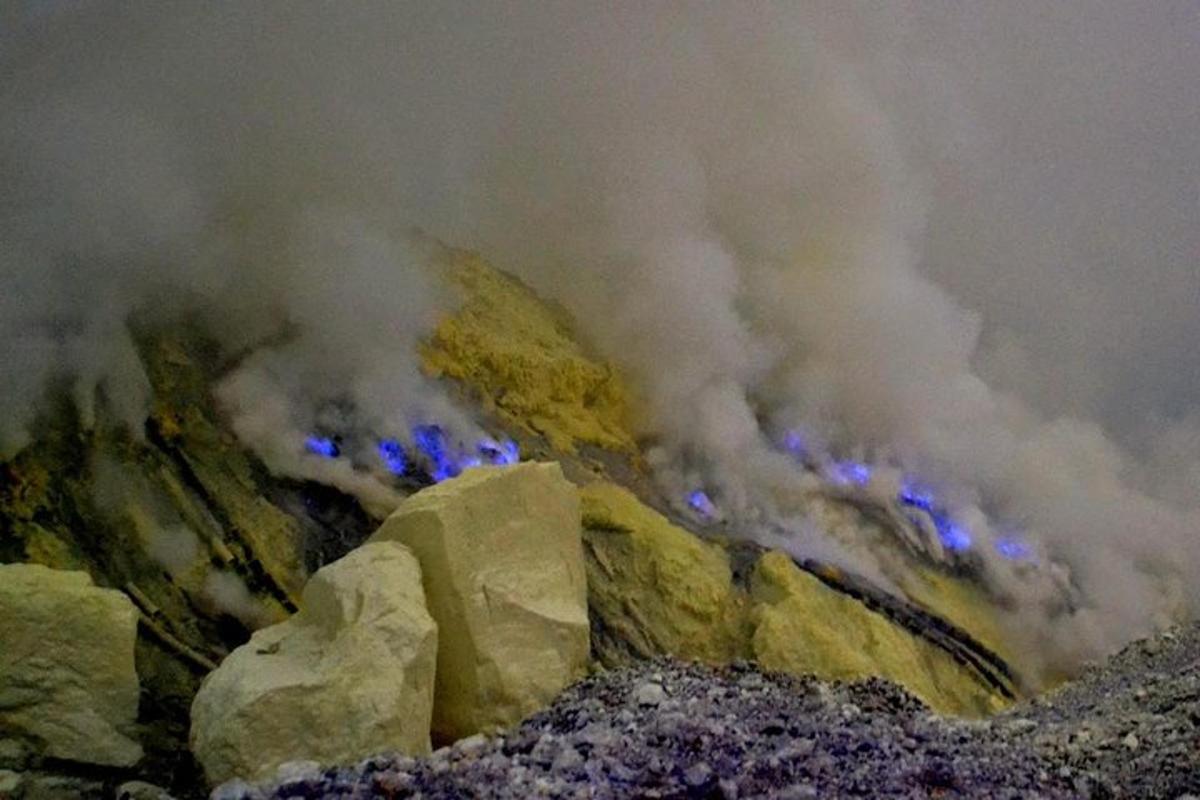 o erupție montană din care iese fum