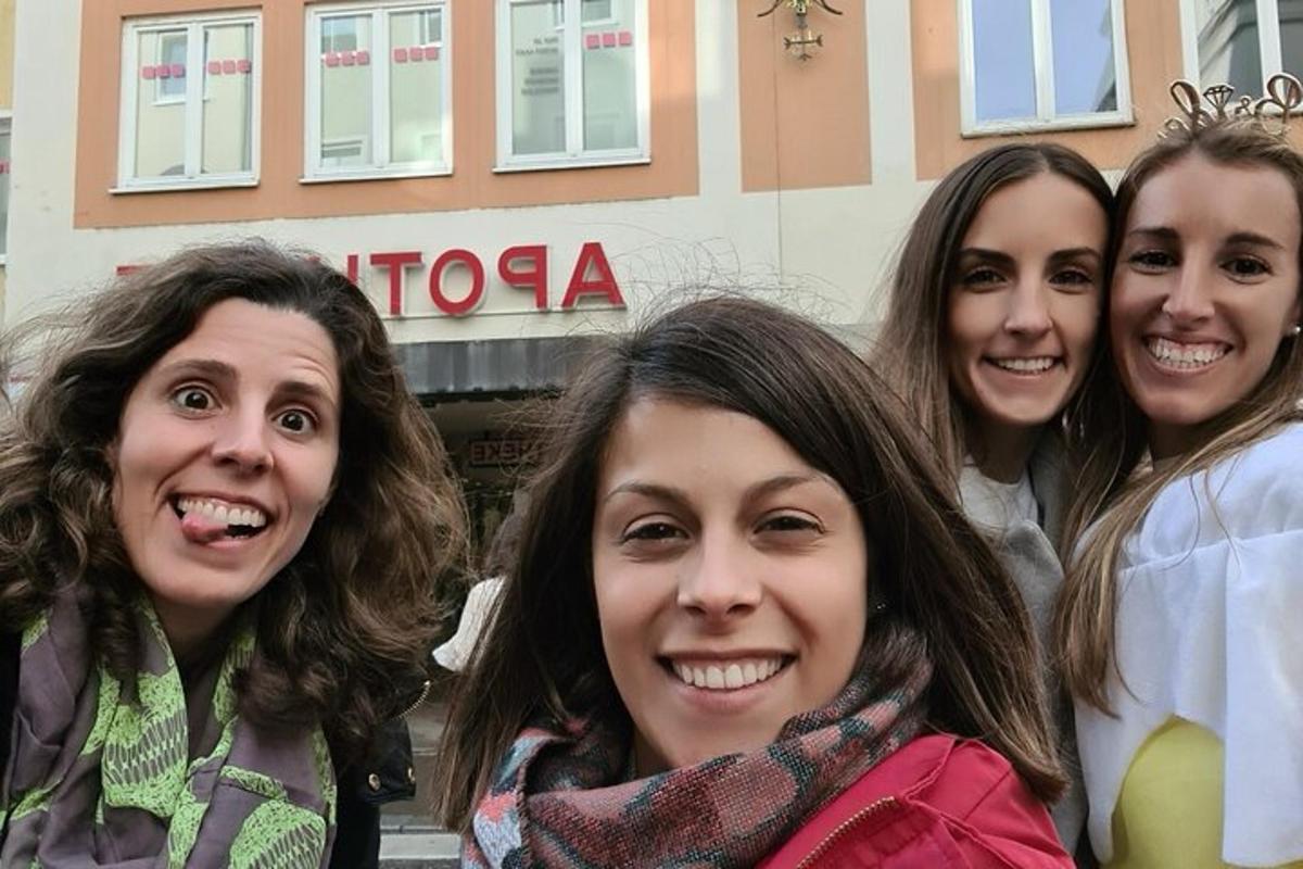 un gruppo di donne in posa per una foto davanti a un edificio