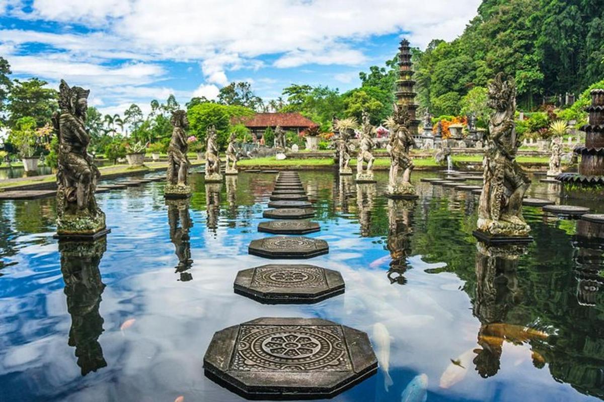 un temple en un jardí amb estàtues a l'aigua
