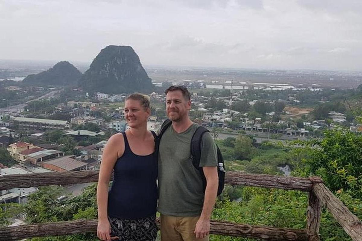 Un hombre y una mujer de pie en la cima de una montaña