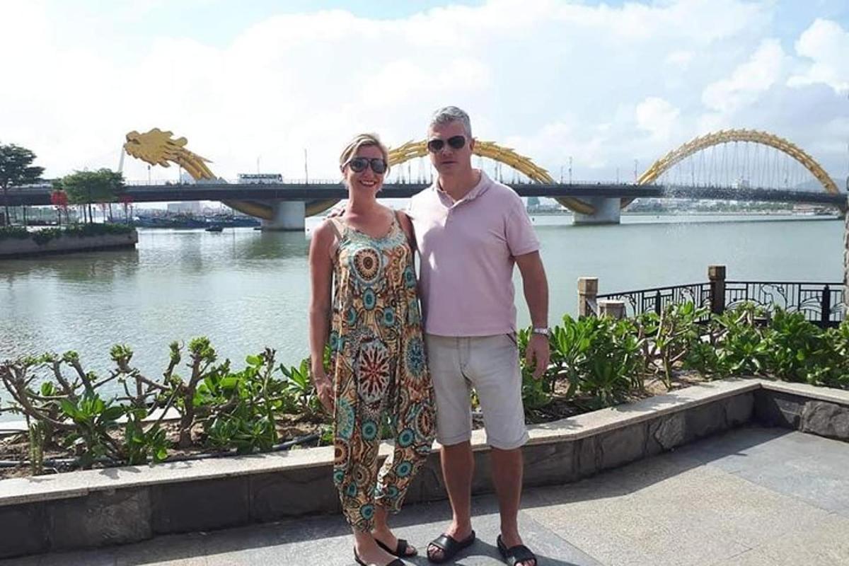 Un hombre y una mujer de pie frente a un río