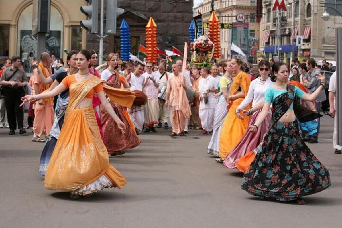 skupina lidí jdoucích po ulici v průvodu