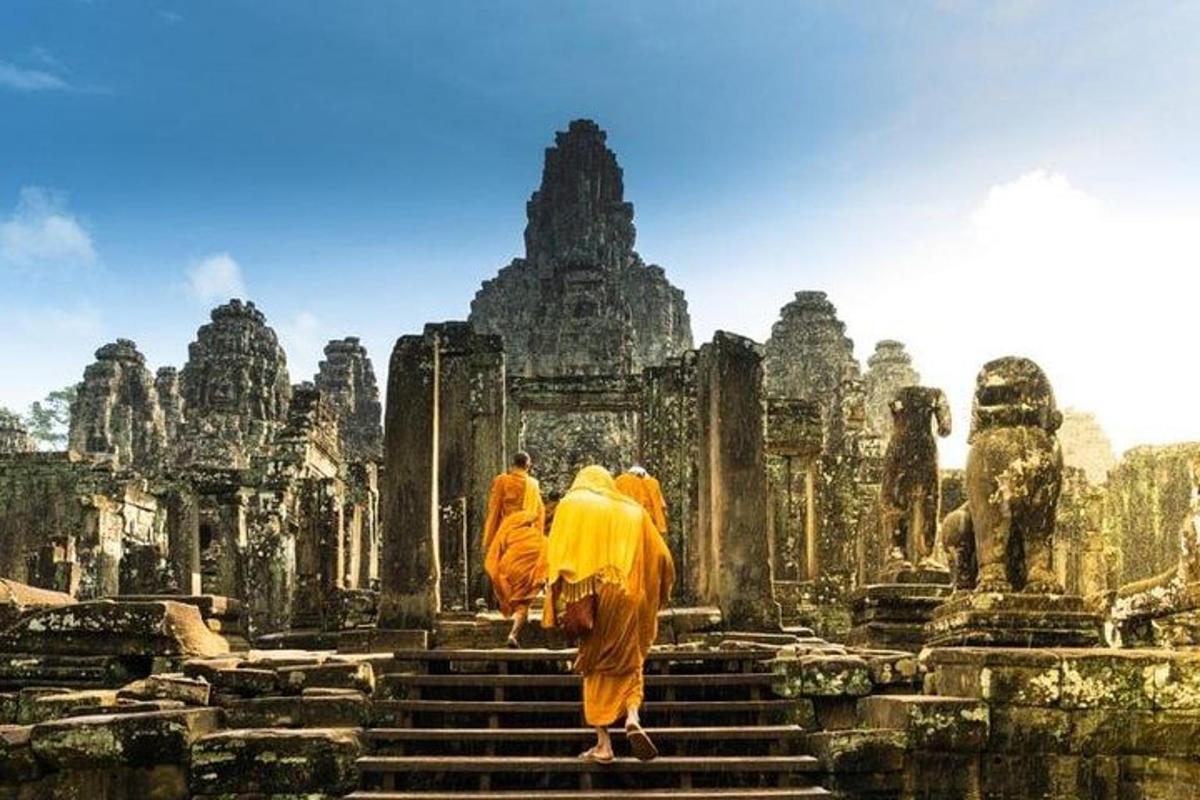 eine Gruppe von Mönchen geht die Stufen vor einem Tempel hinauf