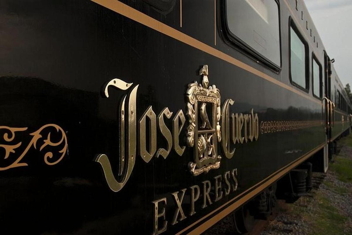 musta juna, jossa lukee United Express