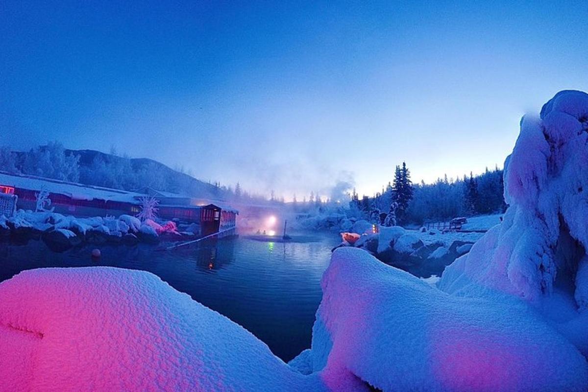 una barca in un fiume con la neve sopra