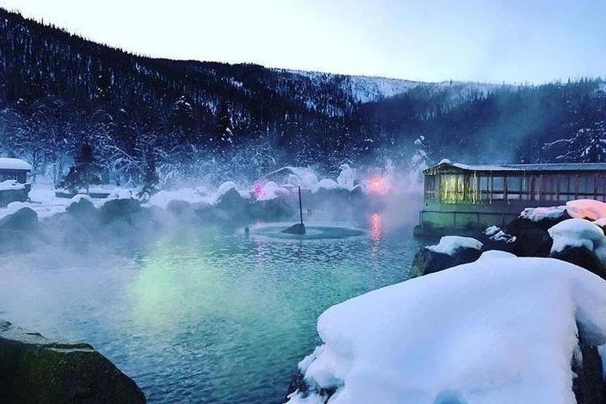 eine heiße Quelle mit Schnee auf dem Wasser