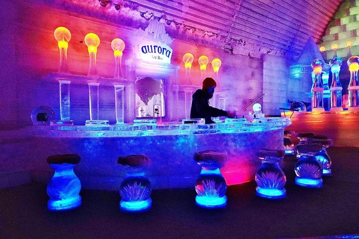 un uomo in una stanza con luci blu e viola