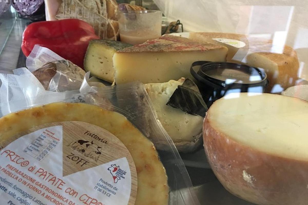 um monte de queijos e outras comidas em uma mesa