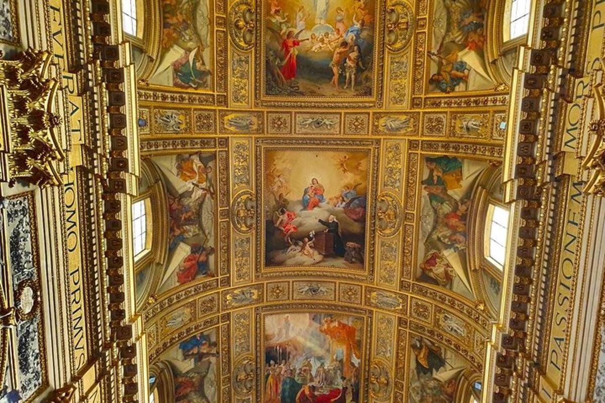 una stanza con dipinti sui soffitti di un edificio