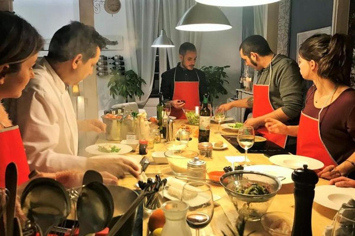 skupina lidí stojících kolem stolu s jídlem