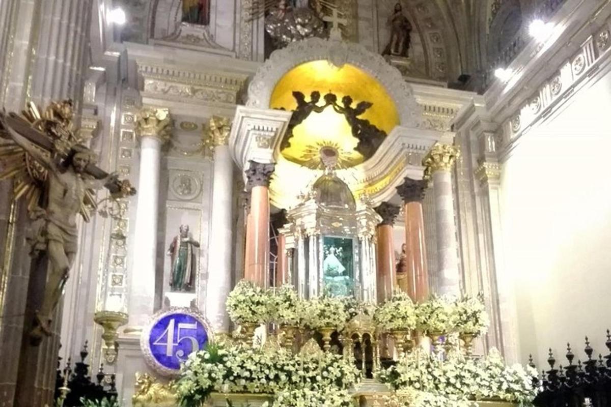 una església amb un altar amb flors