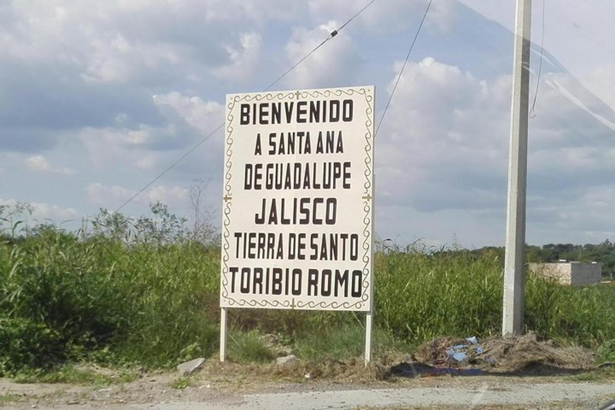 una señal que está al costado de una carretera