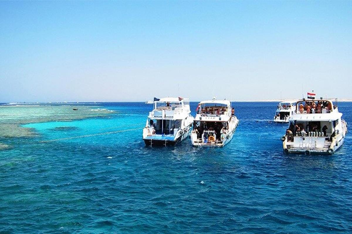 tiga perahu mengapung di air di lautan