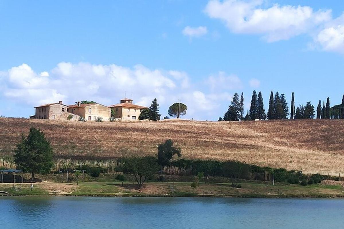 ein Haus auf einem Hügel neben einem See