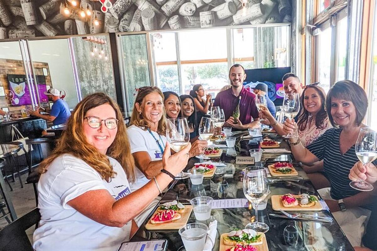 skupina lidí sedících kolem stolu v restauraci