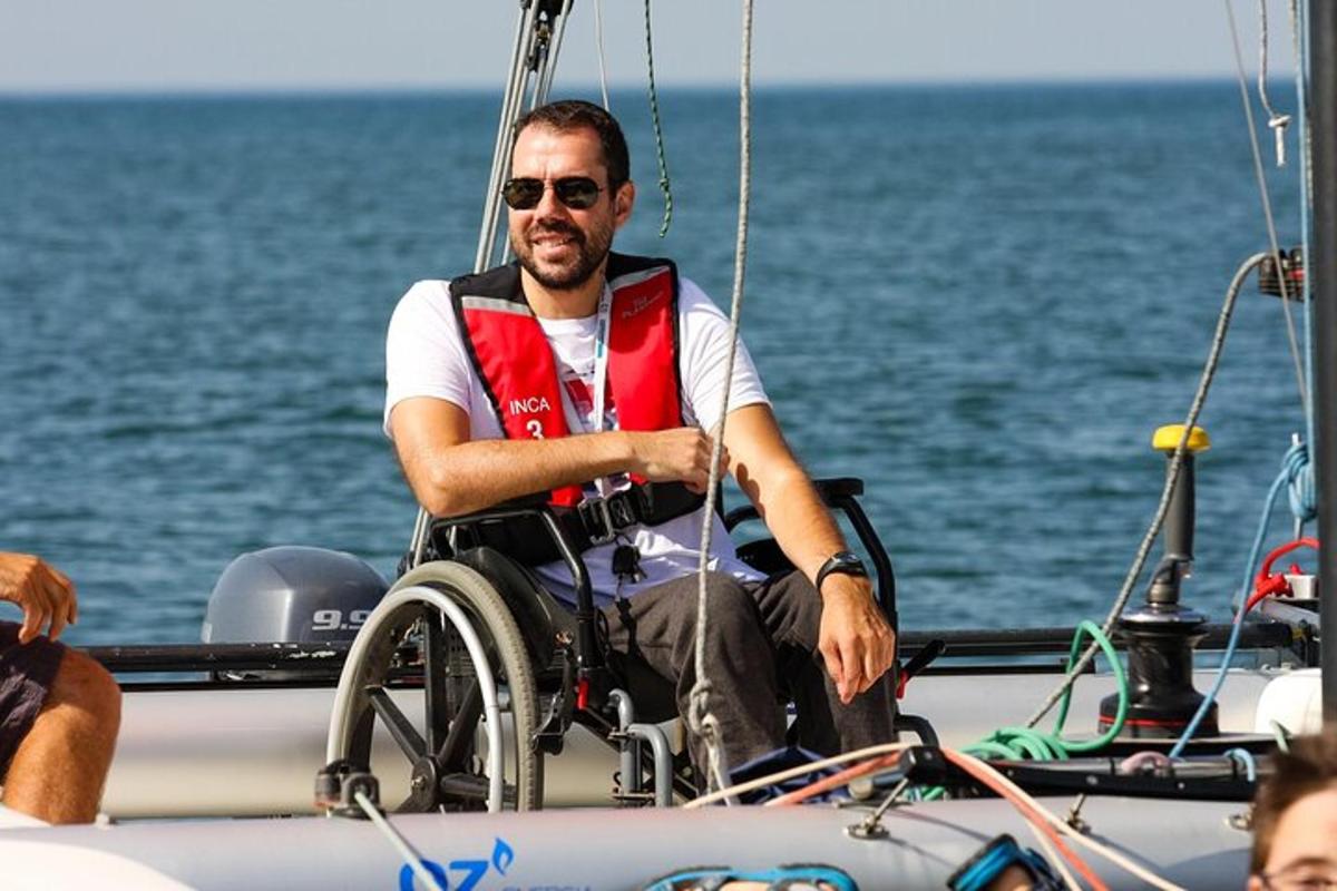 muž na invalidním vozíku sedící na lodi