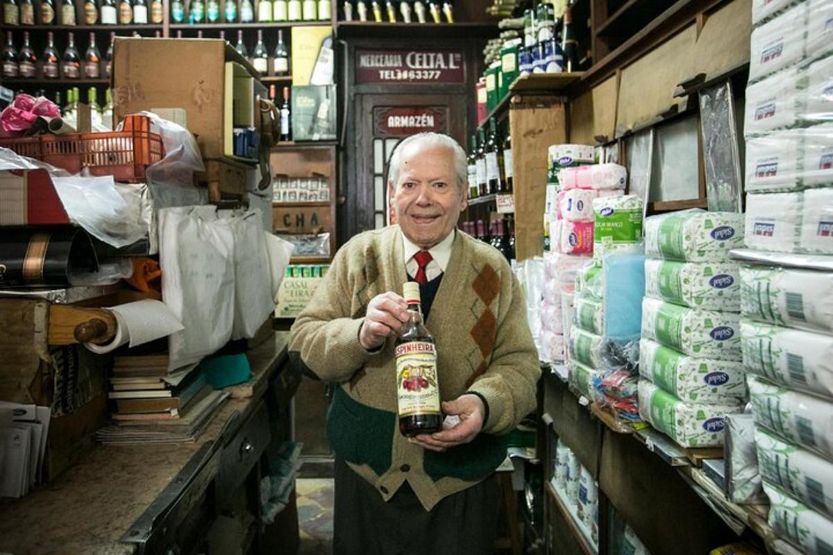 seorang lelaki tua memegang botol di sebuah kedai