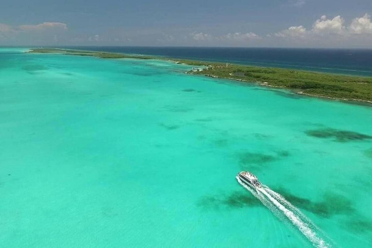 een boot in het water bij een eiland