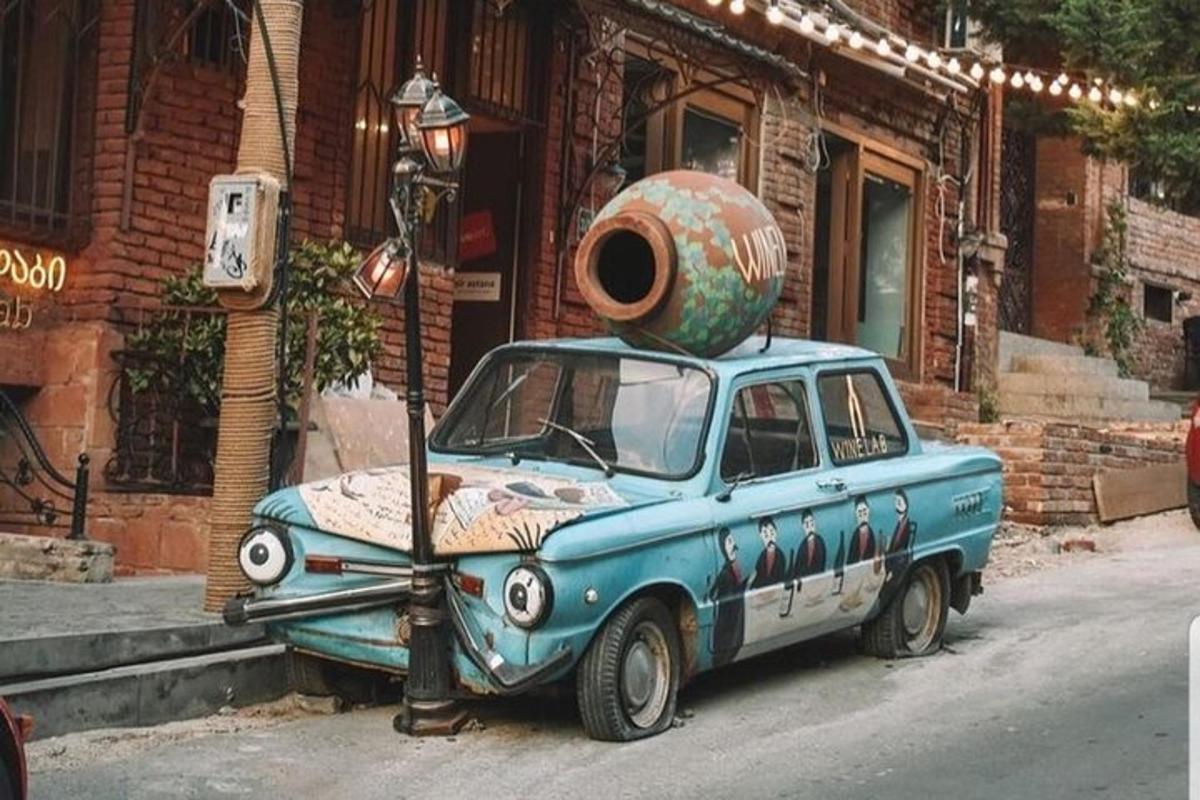 modré auto s velkým předmětem na střeše