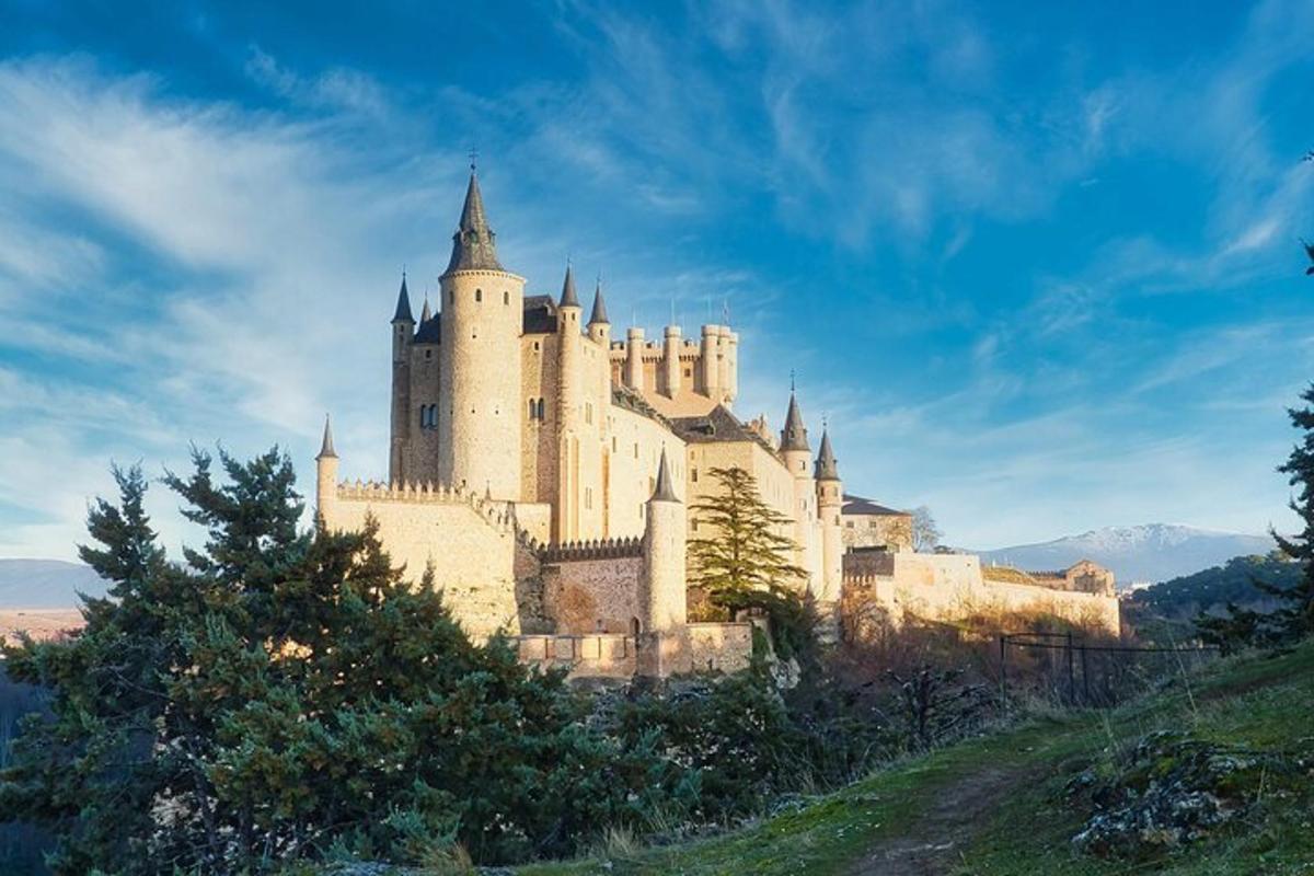 hrad stojící na vrcholu kopce