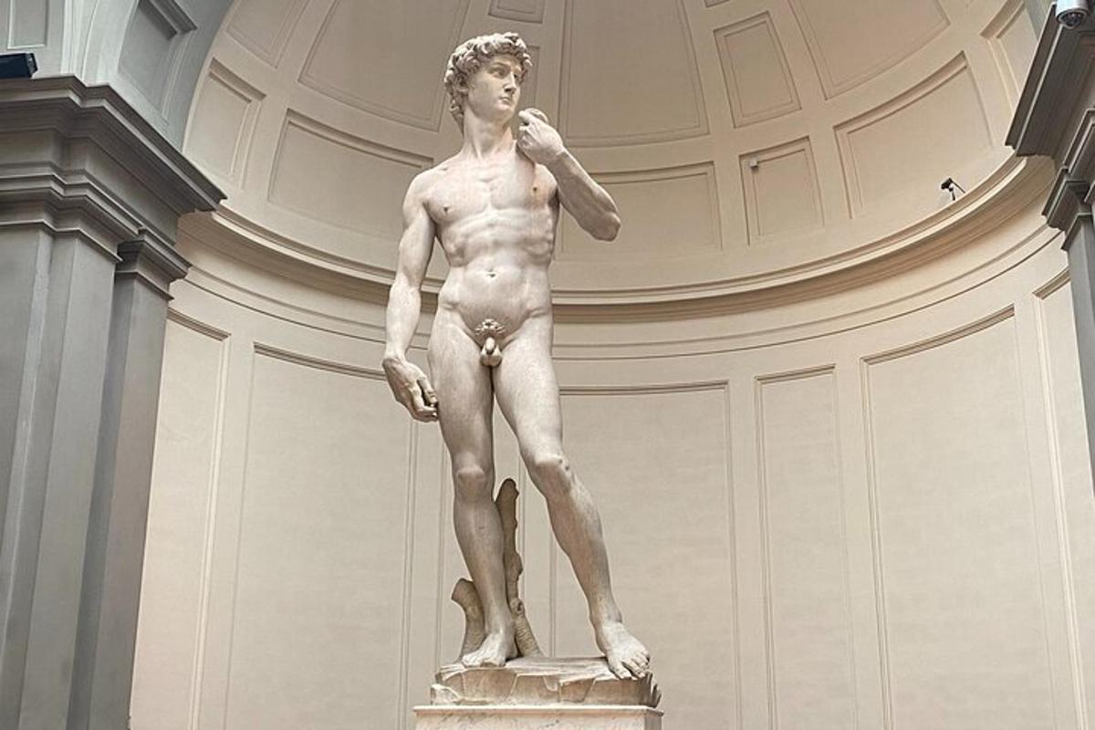 eine Statue eines Mannes, der in einem Gebäude steht