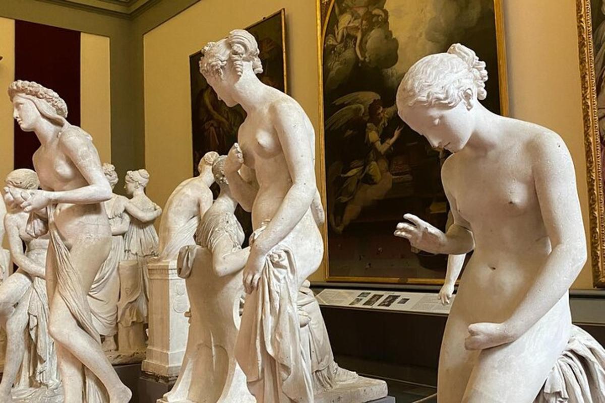 isang grupo ng mga puting estatwa sa isang museo