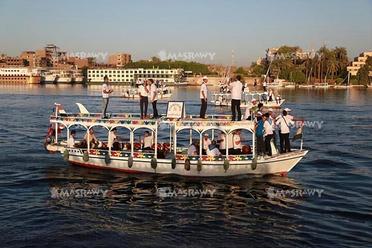 un gruppo di persone su una barca in acqua
