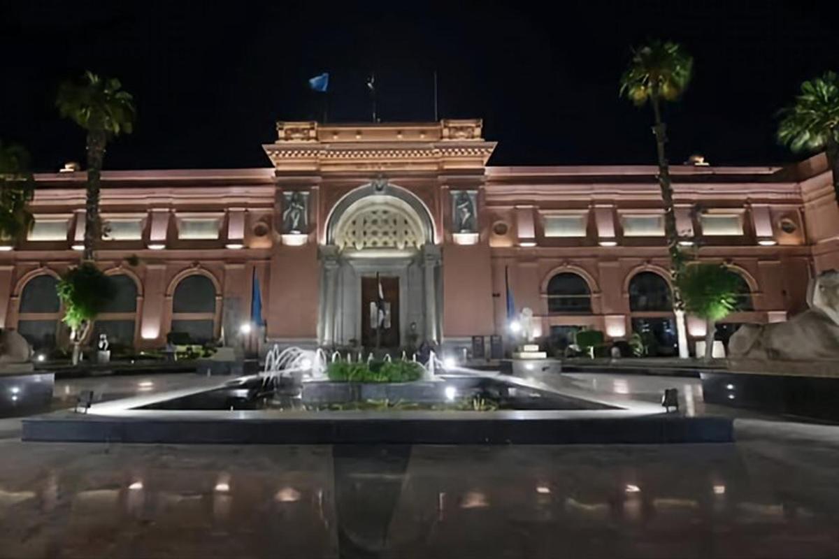 un edificio con una fontana di fronte di notte