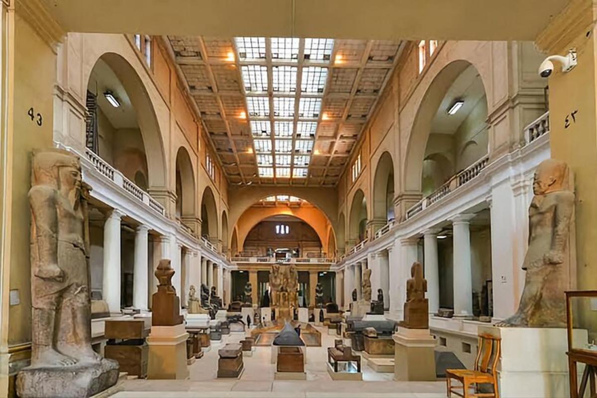 un musée avec des statues exposées dans un bâtiment