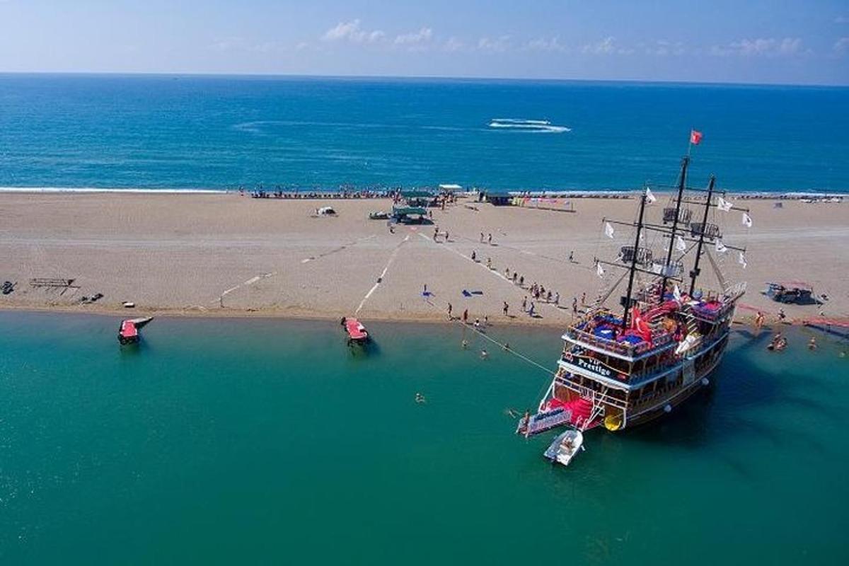 velik čoln v vodi ob plaži