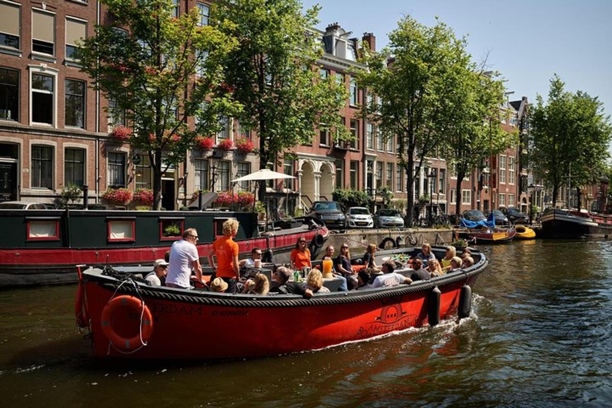 un gruppo di persone su una barca in un canale