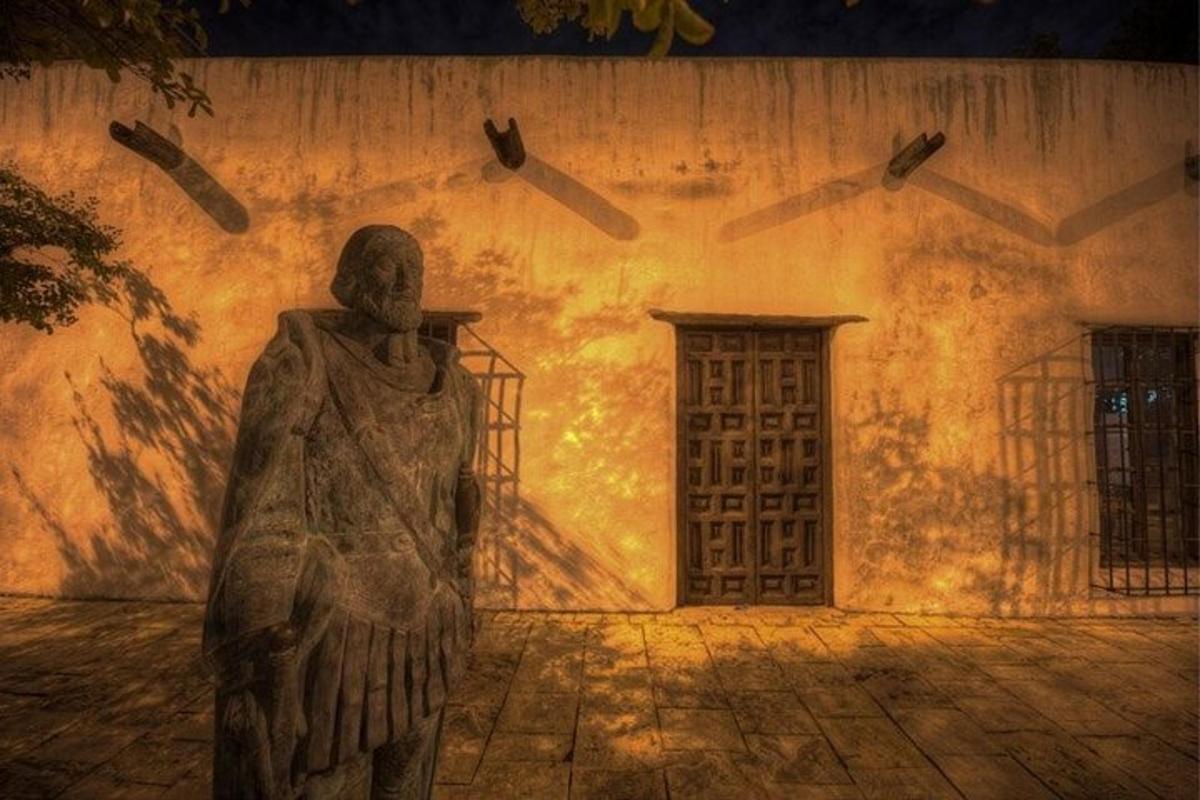 socha stojící před budovou