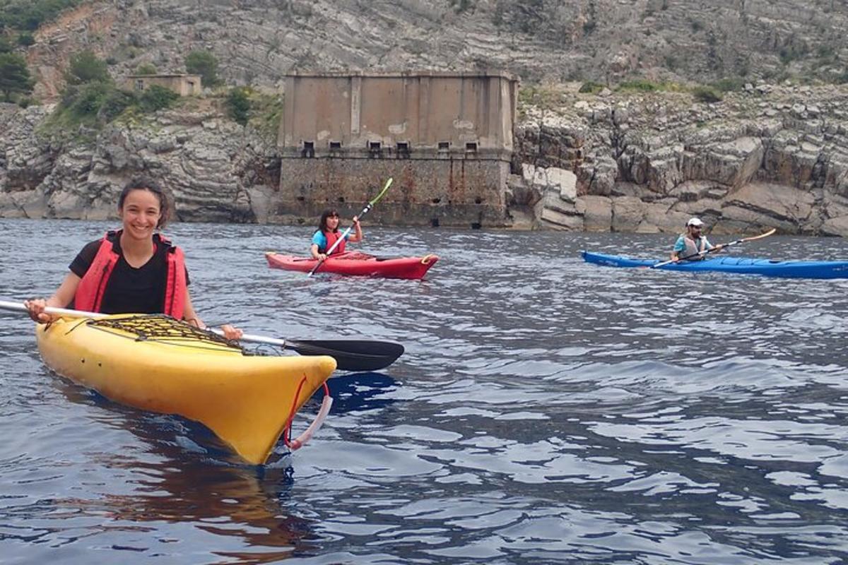 un gruppo di persone in kayak su un fiume