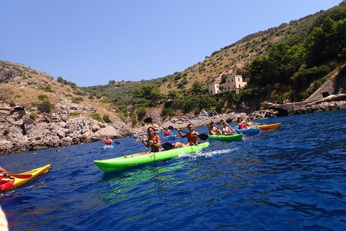un gruppo di persone in kayak in acqua