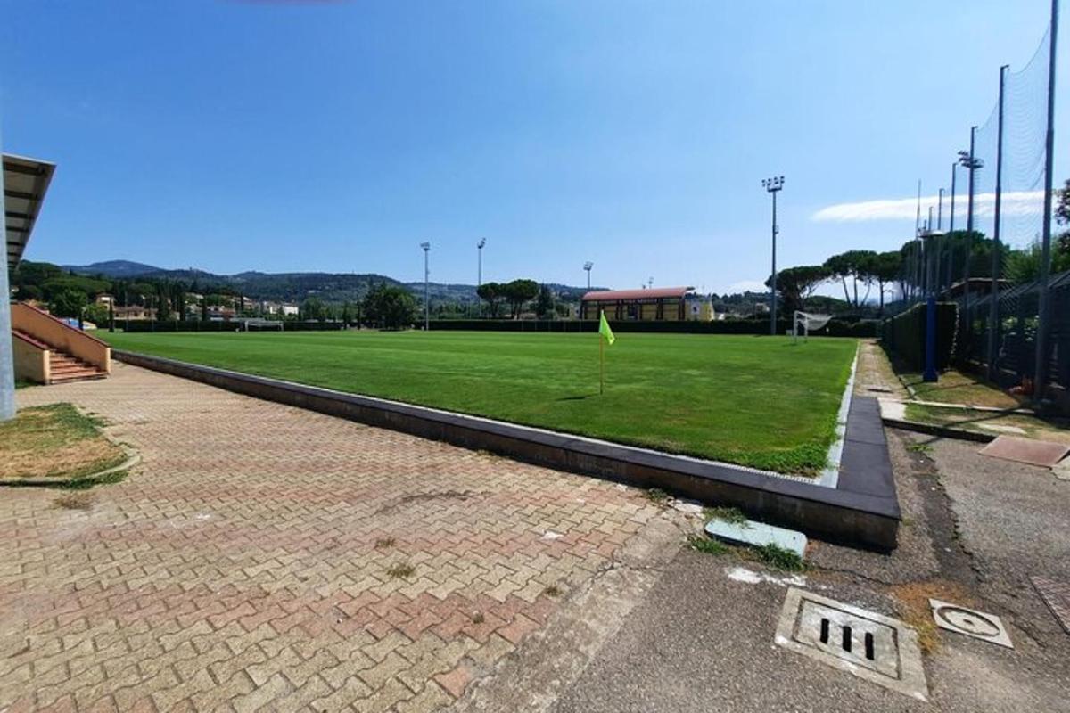 un campo da calcio con un campo verde