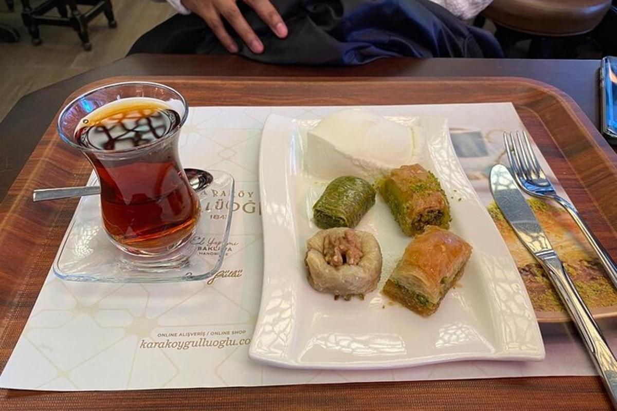 pinggan dengan minuman dan sedikit makanan di atas meja