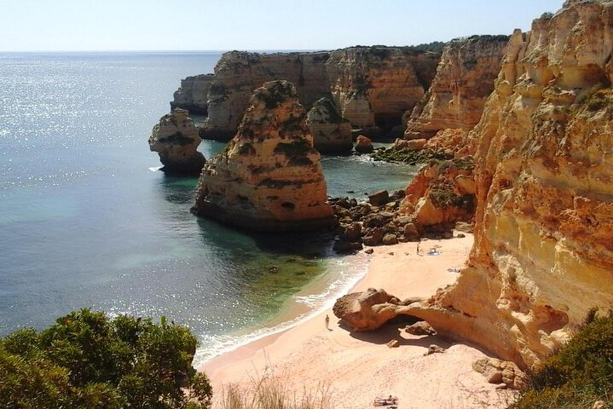 una vista di una spiaggia con rocce e l'oceano