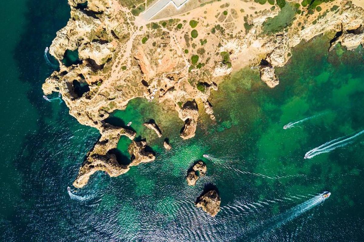 una vista aerea di un'isola nell'oceano