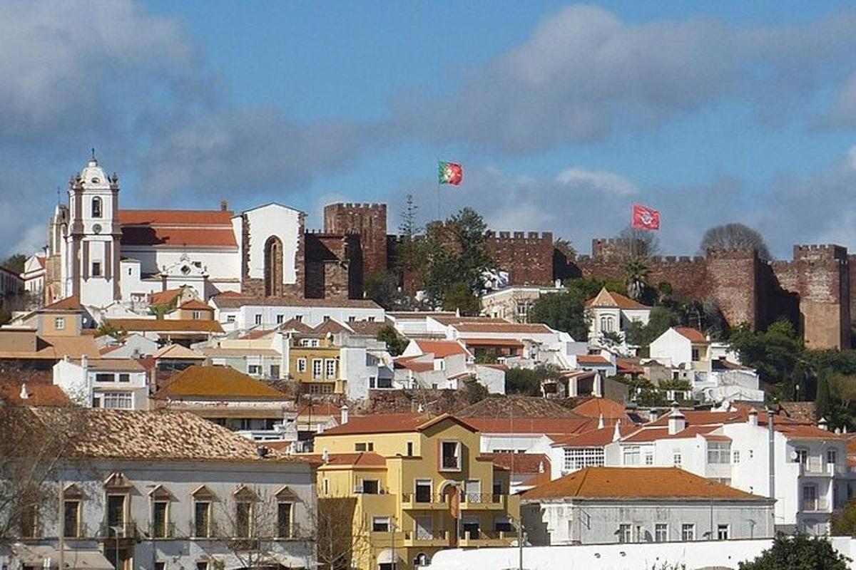 una città con due aquiloni che volano nel cielo