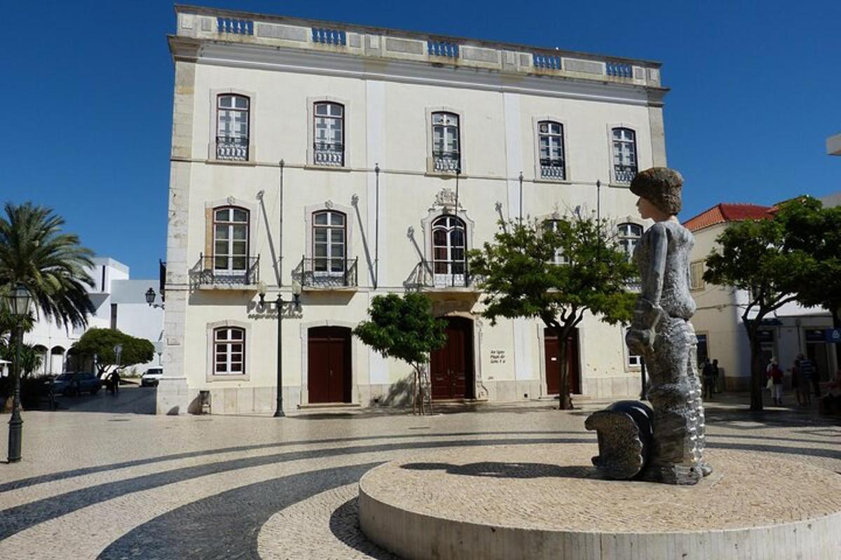 una statua di un ragazzo davanti a un edificio