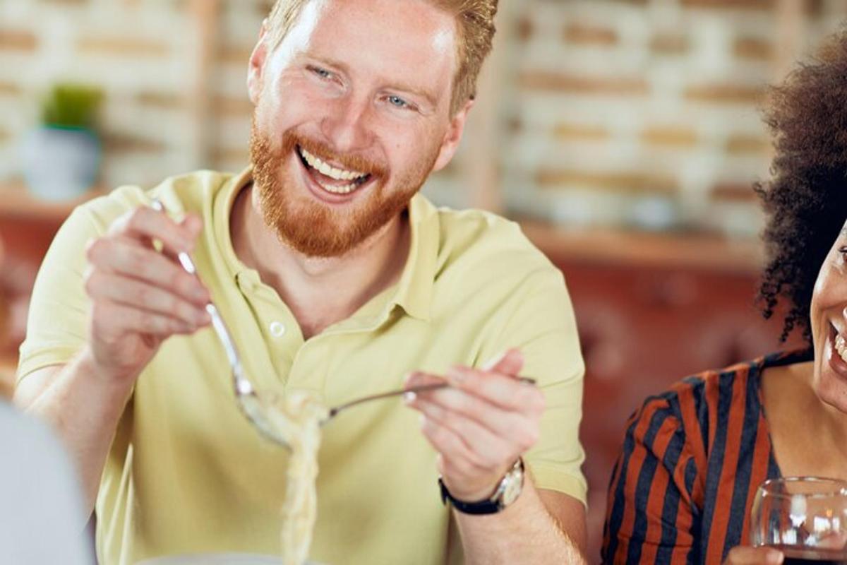 un uomo che mangia cibo con una donna
