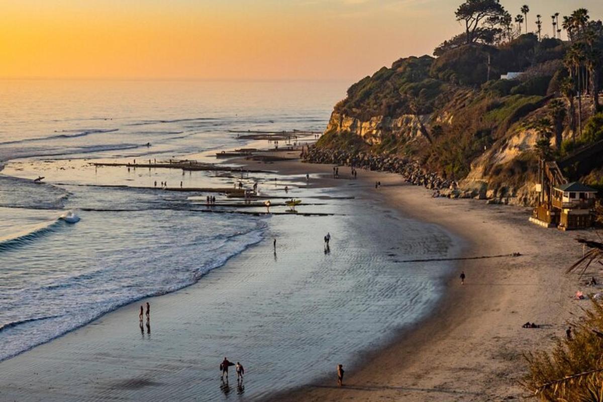 un gruppo di persone su una spiaggia al tramonto