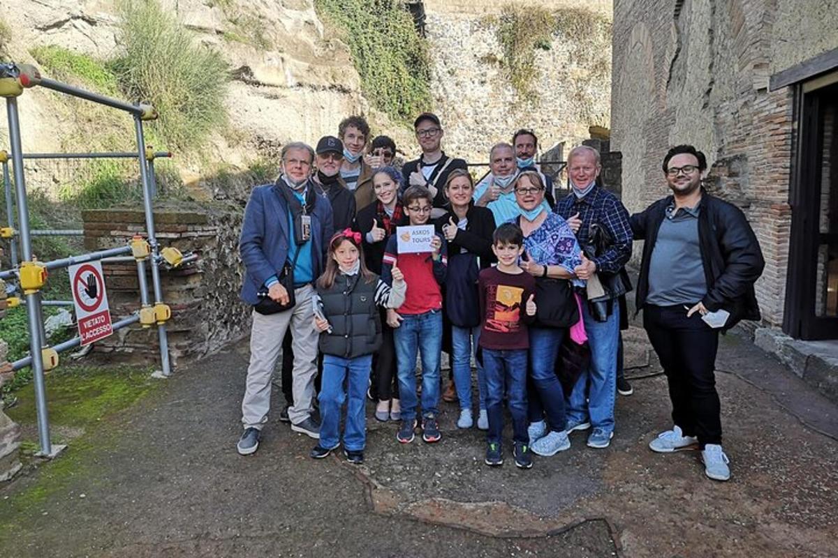 un grup de oameni care pozează pentru o fotografie