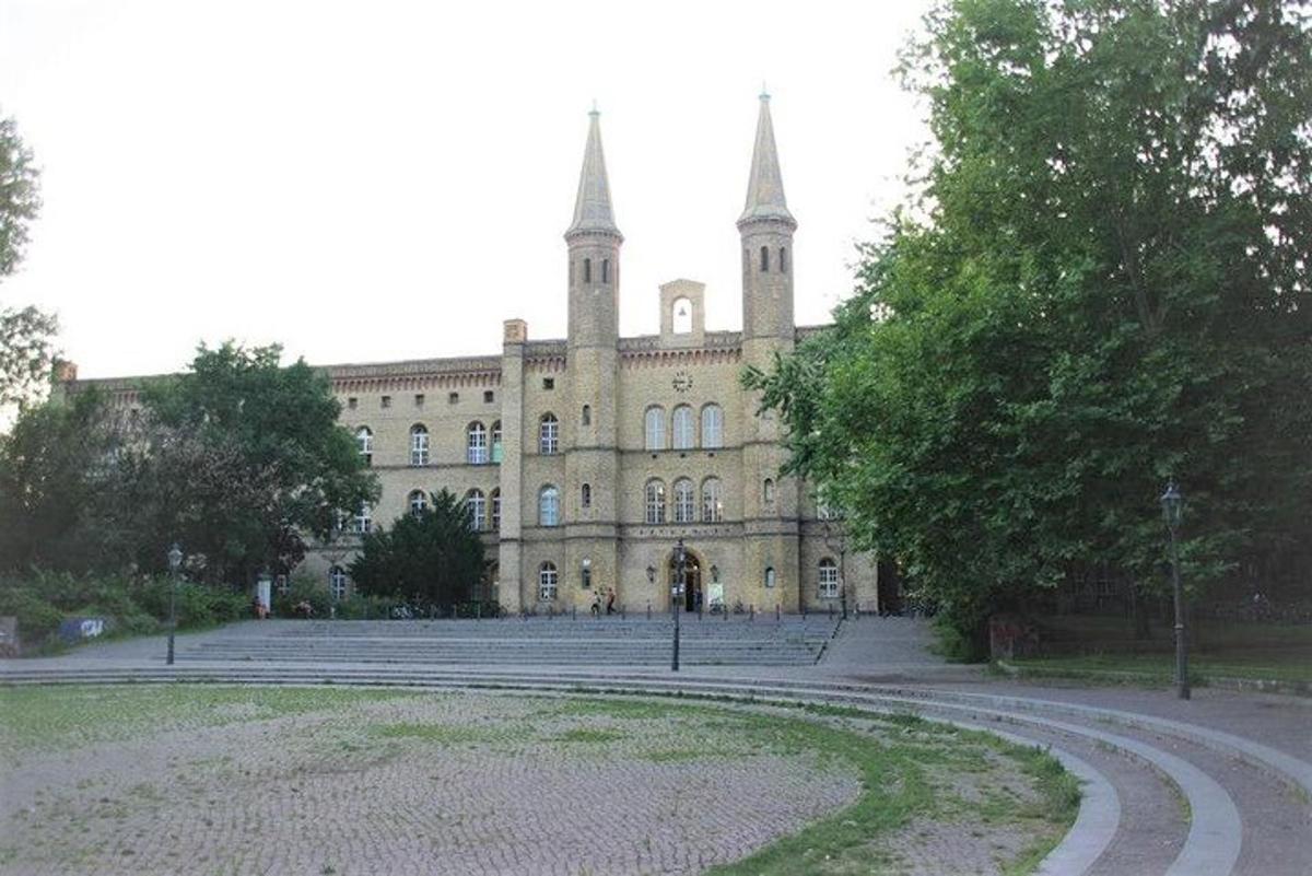un grande edificio con due torri in cima