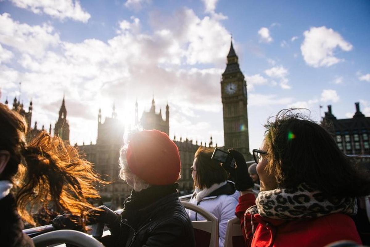 un gruppo di persone che guarda il Big Ben a Londra