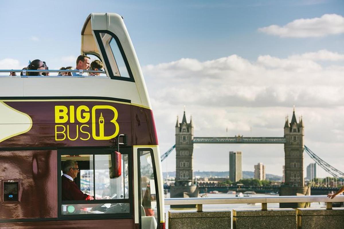 un autobus a due piani davanti al Tower Bridge