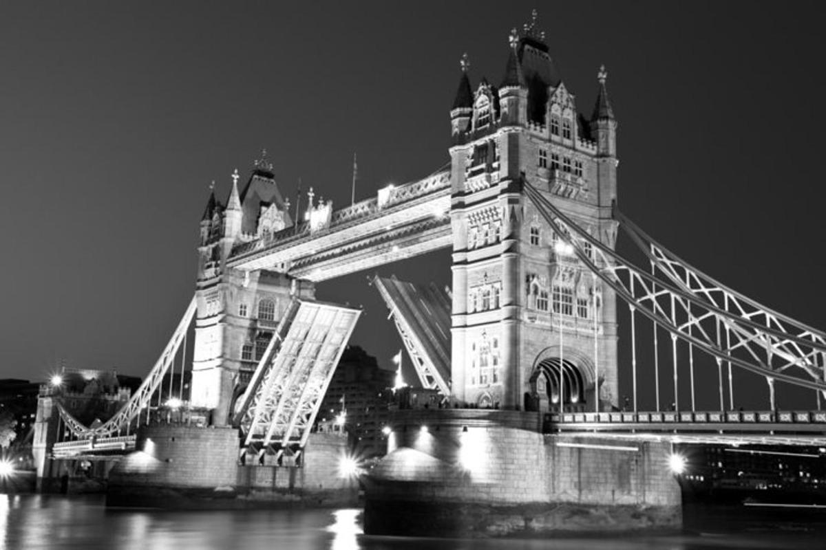 una foto in bianco e nero del Tower Bridge